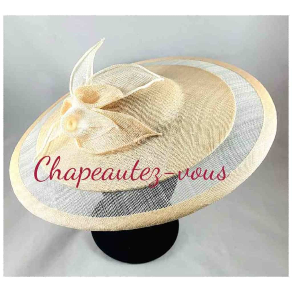 Chapeau – capeline saucer en sisal beige, rosé et écru ornée de fleurs et de feuilles roulottées à la main – Hat 3