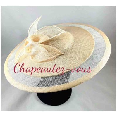 Chapeau – capeline saucer en sisal beige, rosé et écru ornée de fleurs et de feuilles roulottées à la main – Hat