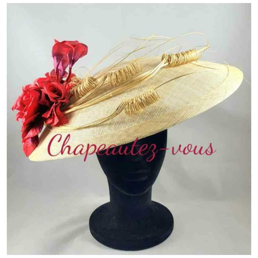 Chapeau Athena – capeline saucer en sisal couleur naturelle, garnie de fleurs rouge nuancées et de paille bouclée – Hat 3