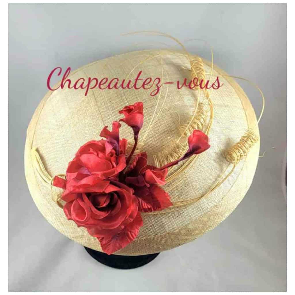 Chapeau Athena – capeline saucer en sisal couleur naturelle, garnie de fleurs rouge nuancées et de paille bouclée – Hat 4