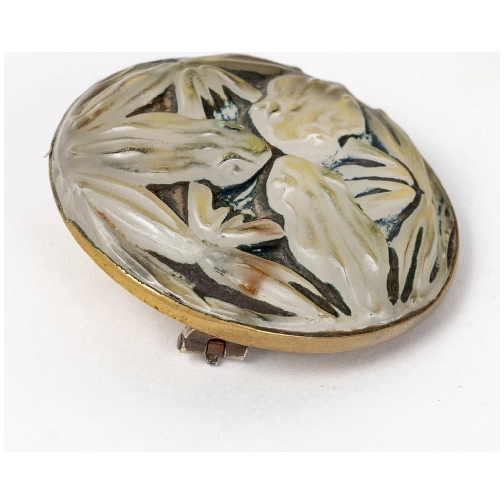 1911 René Lalique – Broche Grenouilles Verre Blanc Patiné Vert Sur Clinquant Jaune 4