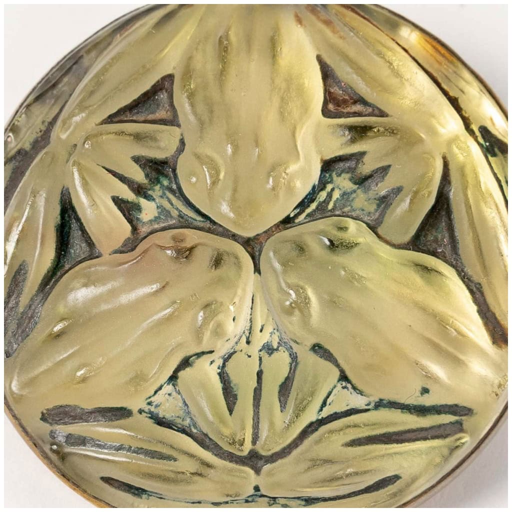 1911 René Lalique – Broche Grenouilles Verre Blanc Patiné Vert Sur Clinquant Jaune 6