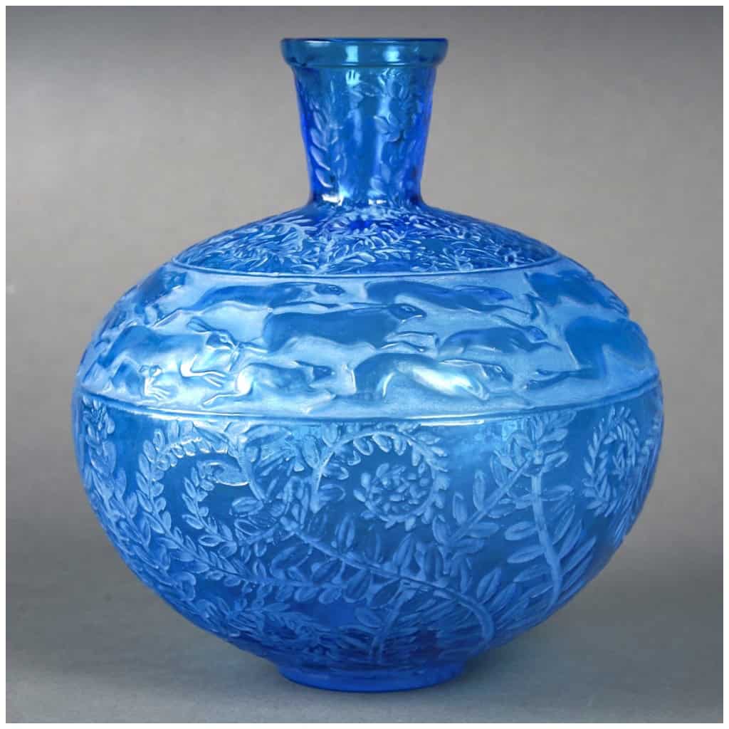 1923 René Lalique – Vase Lièvres Verre Bleu Electrique Patiné Blanc 3