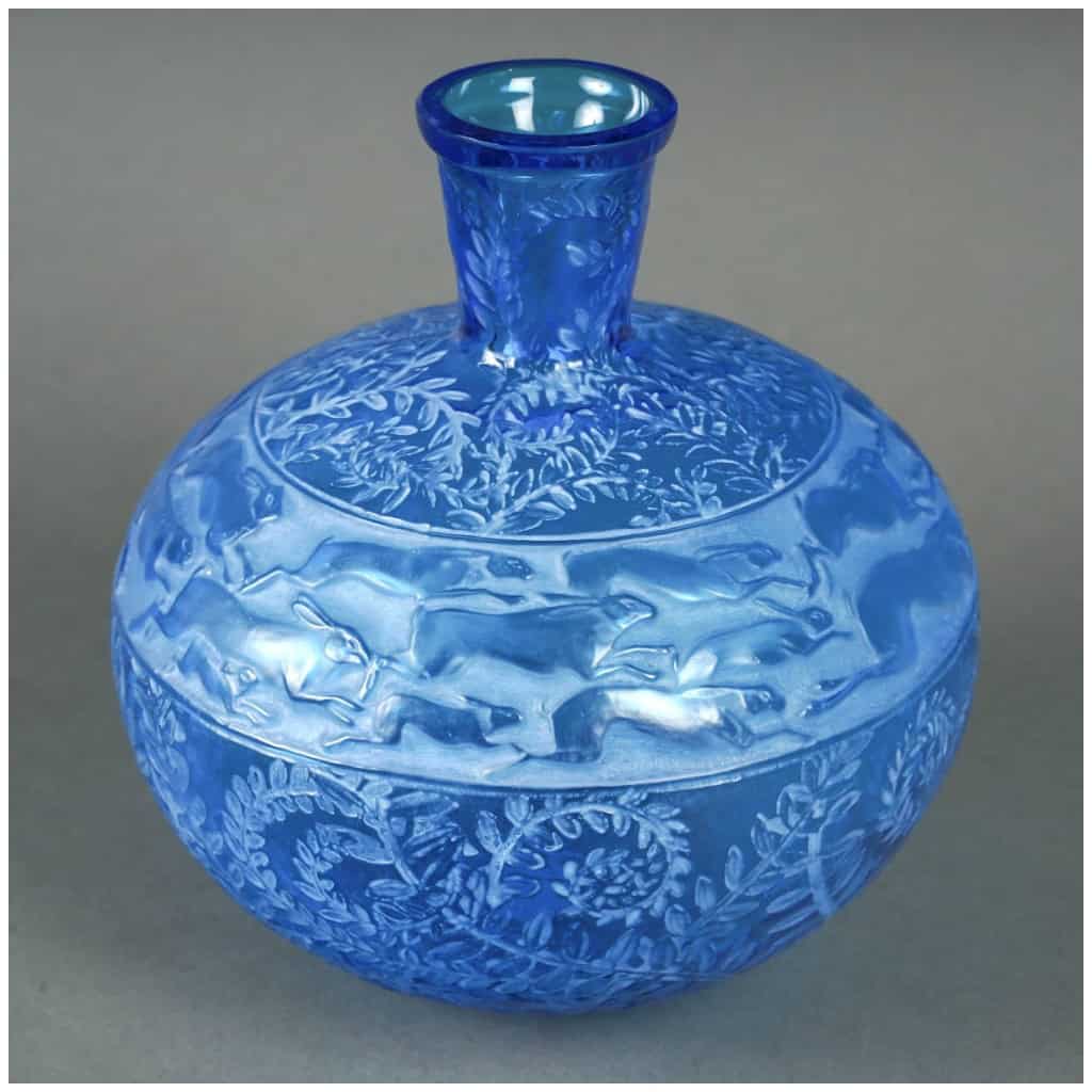 1923 René Lalique – Vase Lièvres Verre Bleu Electrique Patiné Blanc 4