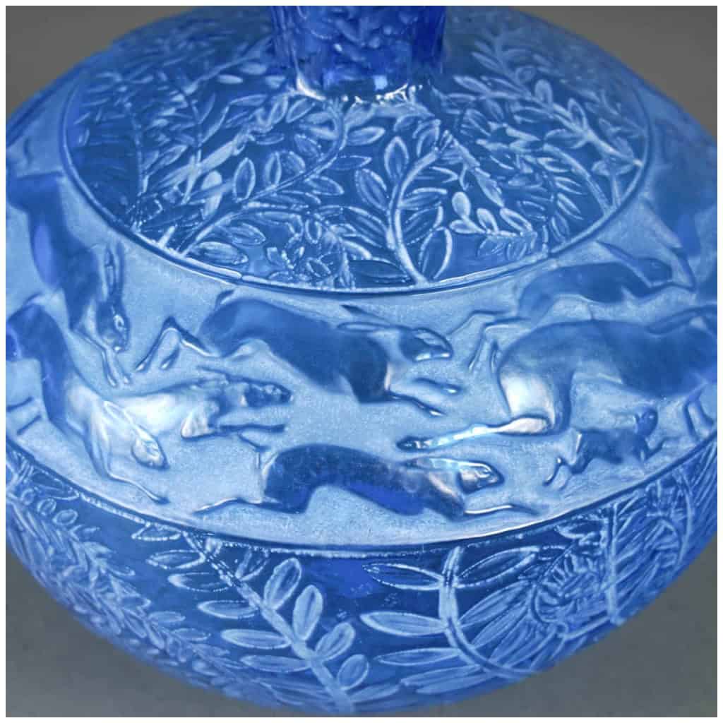 1923 René Lalique – Vase Lièvres Verre Bleu Electrique Patiné Blanc 6