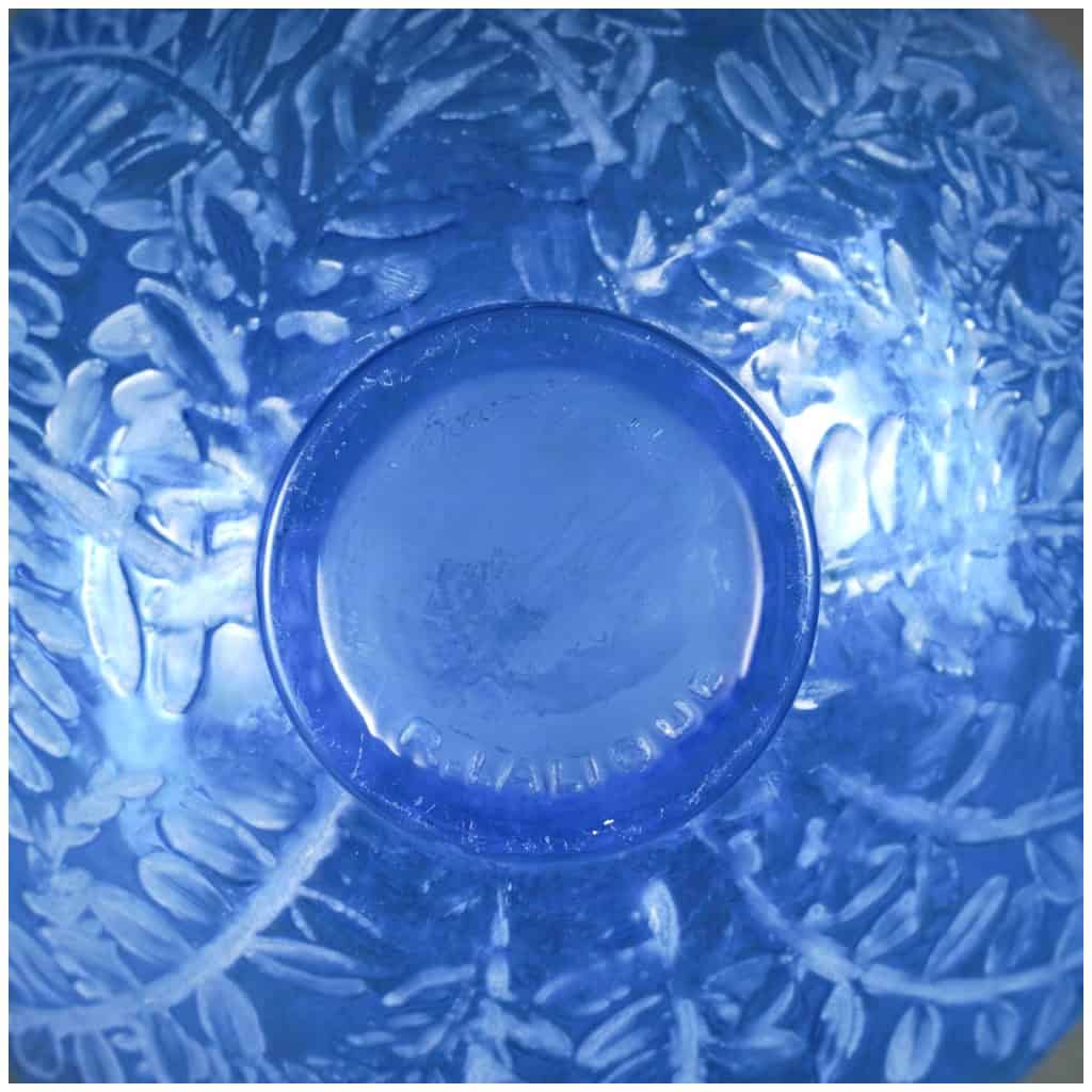 1923 René Lalique – Vase Lièvres Verre Bleu Electrique Patiné Blanc 7