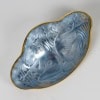 1913 René Lalique – Broche Deux Figurines Dos à Dos Verre Sur Clinquant Bleu 9