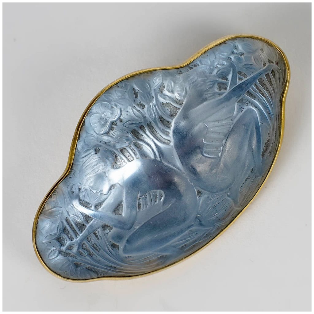 1913 René Lalique – Broche Deux Figurines Dos à Dos Verre Sur Clinquant Bleu 4