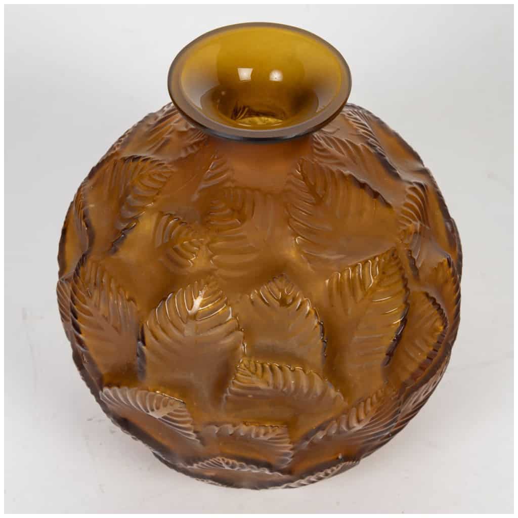 1926 René Lalique – Vase Ormeaux Verre Ambre 4