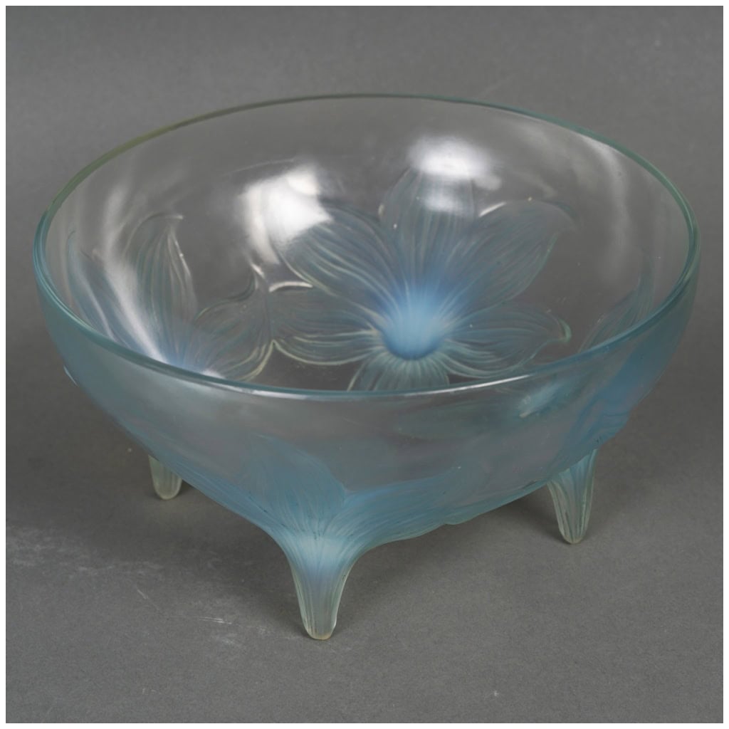 1924 René Lalique – Coupe Lys Verre Opalescent Patiné Bleu 3