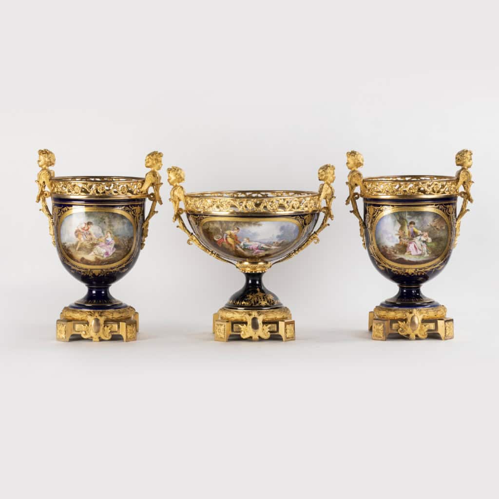 Dans le goût de la Manufacture de Sèvres, garniture de trois coupes en porcelaine et monture en bronze doré, XIXe 3