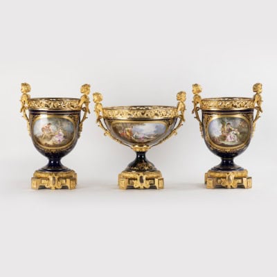 Dans le goût de la Manufacture de Sèvres, garniture de trois coupes en porcelaine et monture en bronze doré, XIXe