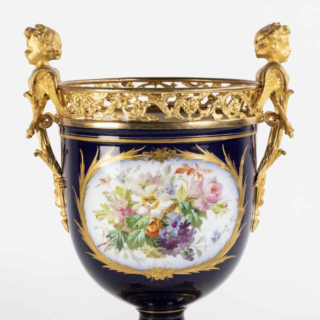 Dans le goût de la Manufacture de Sèvres, garniture de trois coupes en porcelaine et monture en bronze doré, XIXe 13