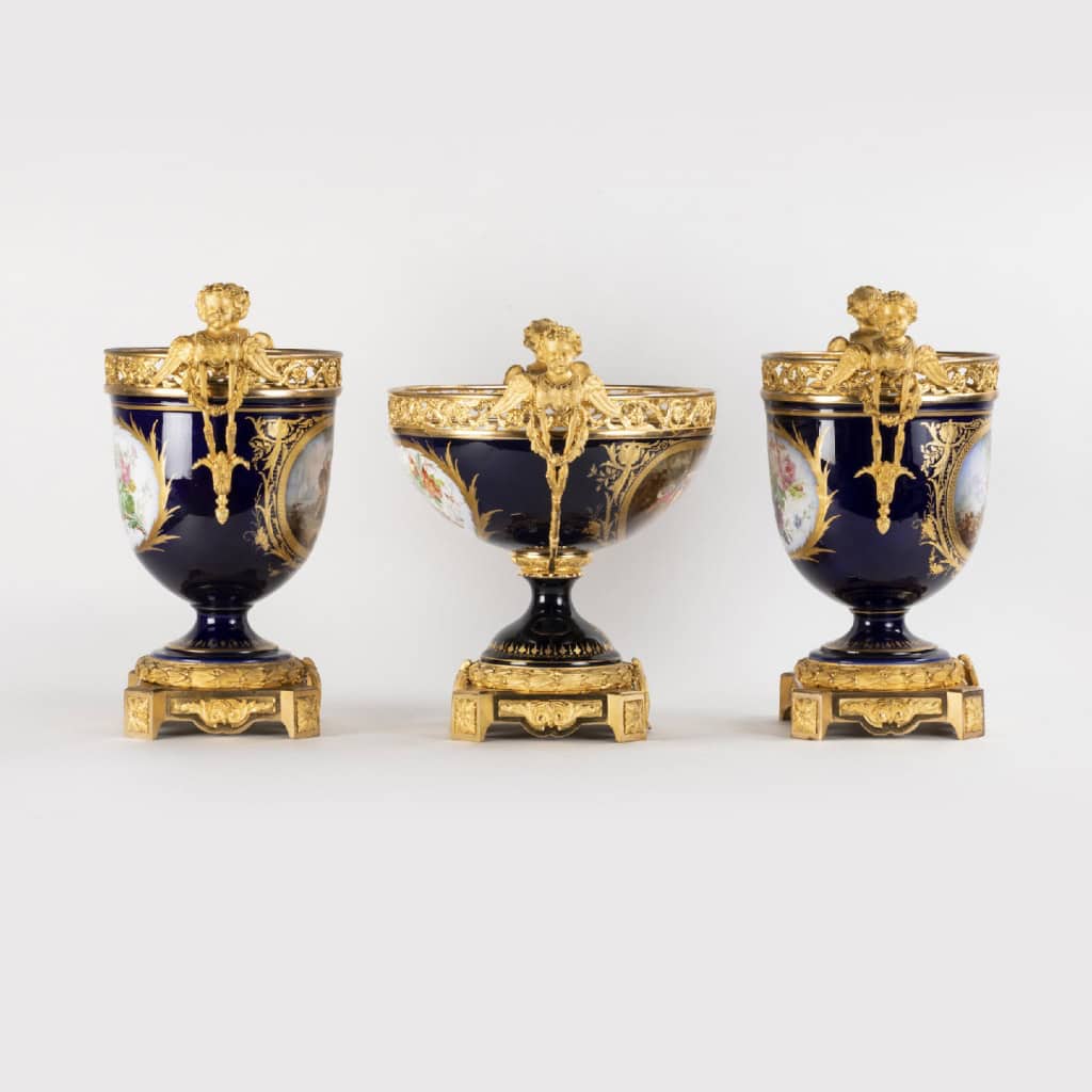 Dans le goût de la Manufacture de Sèvres, garniture de trois coupes en porcelaine et monture en bronze doré, XIXe 4