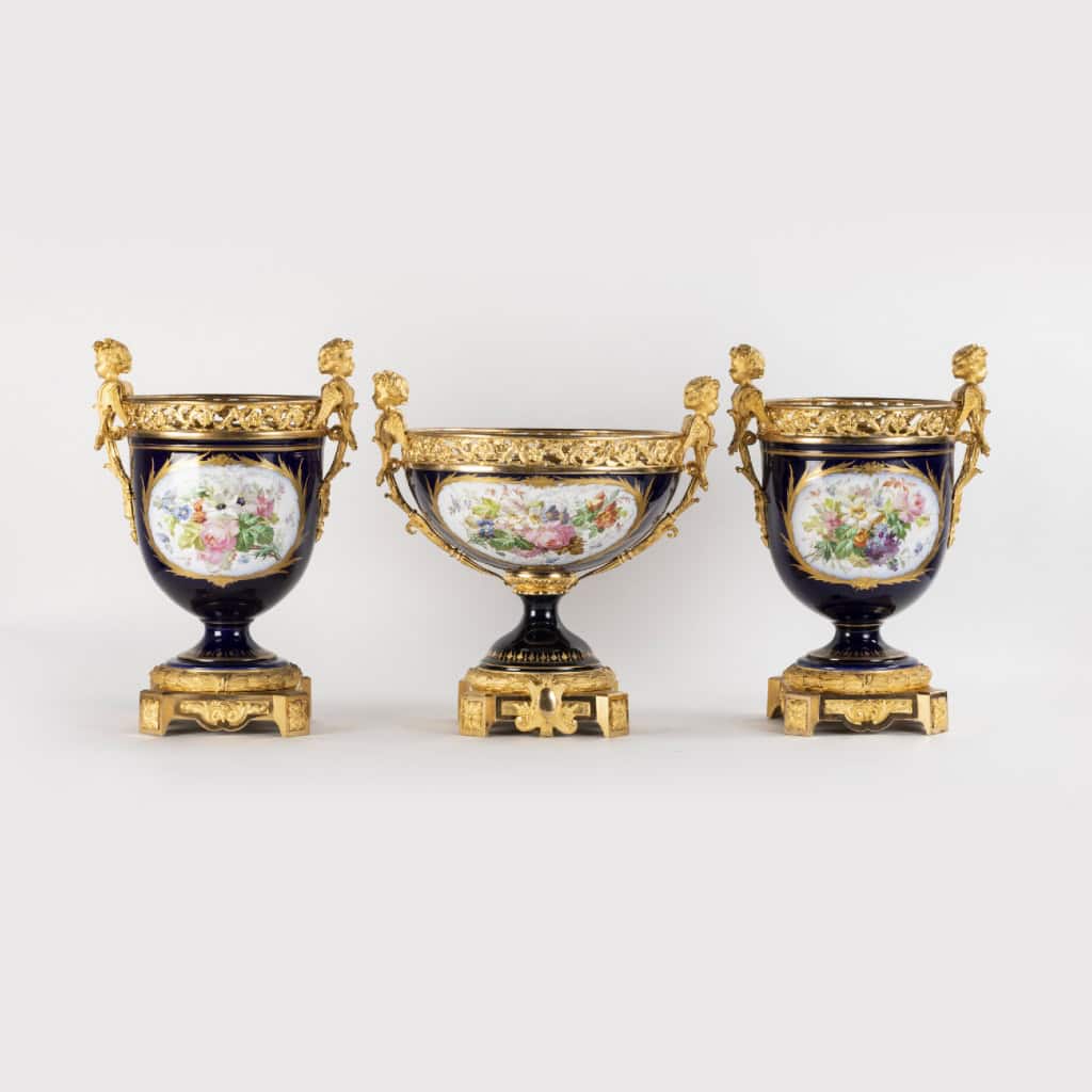 Dans le goût de la Manufacture de Sèvres, garniture de trois coupes en porcelaine et monture en bronze doré, XIXe 5