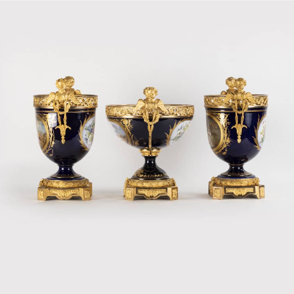 Dans le goût de la Manufacture de Sèvres, garniture de trois coupes en porcelaine et monture en bronze doré, XIXe 6