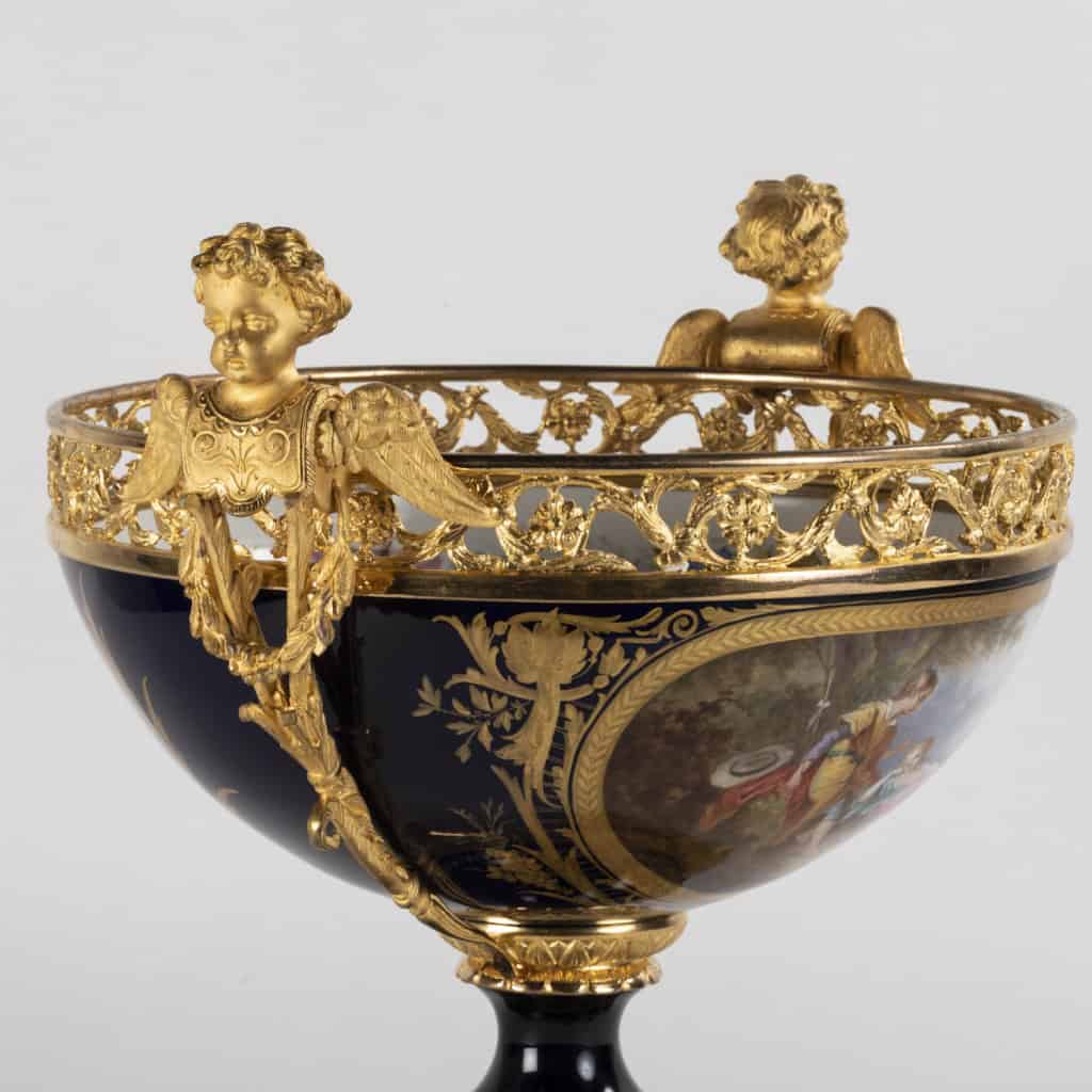 Dans le goût de la Manufacture de Sèvres, garniture de trois coupes en porcelaine et monture en bronze doré, XIXe 8