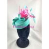 Chapeau – Bibi en sisal forme Jackie, fait à la main. Cette création est agrémentée d’un ruban de biais et de plumes biot fushia ainsi que de plumes de coq turquoise clair – Fascinator 7