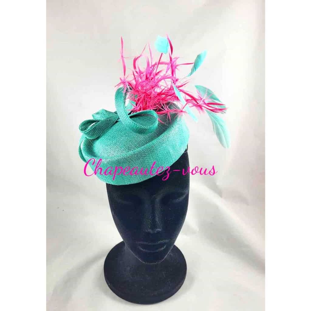 Chapeau – Bibi en sisal forme Jackie, fait à la main. Cette création est agrémentée d’un ruban de biais et de plumes biot fushia ainsi que de plumes de coq turquoise clair – Fascinator 4