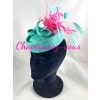 Chapeau – Bibi en sisal forme Jackie, fait à la main. Cette création est agrémentée d’un ruban de biais et de plumes biot fushia ainsi que de plumes de coq turquoise clair – Fascinator 8