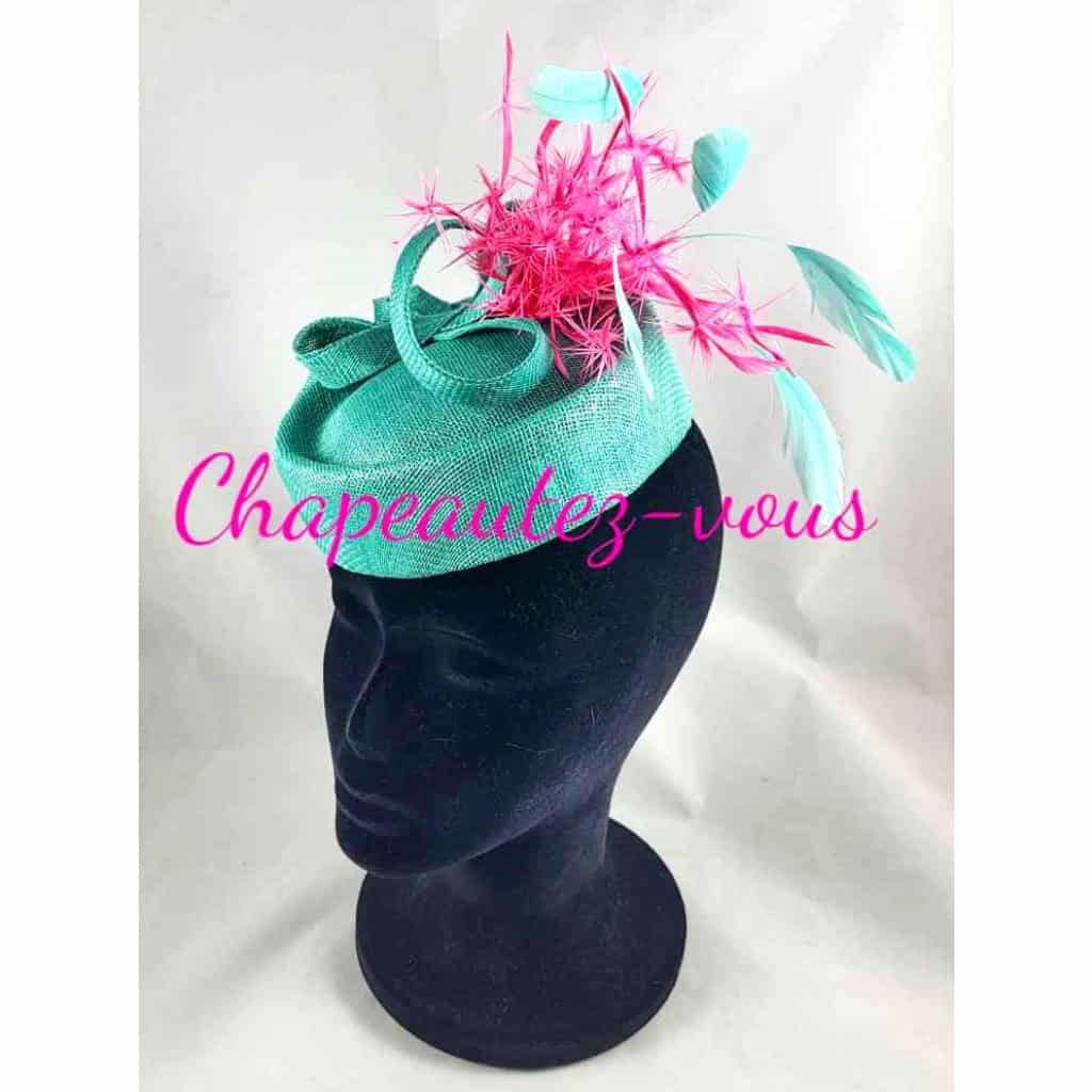 Chapeau – Bibi en sisal forme Jackie, fait à la main. Cette création est agrémentée d’un ruban de biais et de plumes biot fushia ainsi que de plumes de coq turquoise clair – Fascinator 5