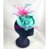 Chapeau – Bibi en sisal forme Jackie, fait à la main. Cette création est agrémentée d’un ruban de biais et de plumes biot fushia ainsi que de plumes de coq turquoise clair – Fascinator 6