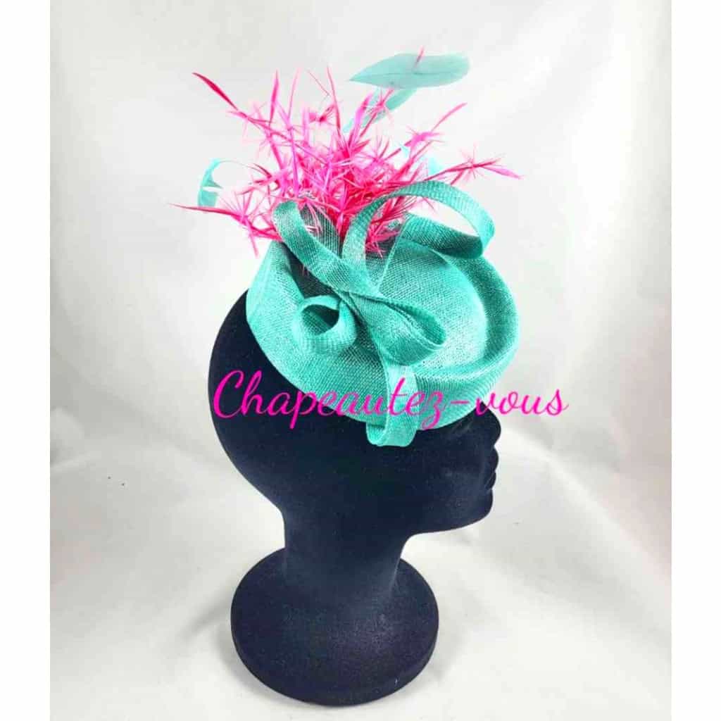 Chapeau – Bibi en sisal forme Jackie, fait à la main. Cette création est agrémentée d’un ruban de biais et de plumes biot fushia ainsi que de plumes de coq turquoise clair – Fascinator 3