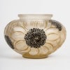 1923 René Lalique – Vase Dahlias Verre Blanc Patiné Sépia Et Emaillé Noir 10