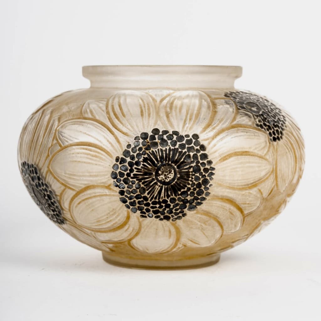 1923 René Lalique – Vase Dahlias Verre Blanc Patiné Sépia Et Emaillé Noir 3