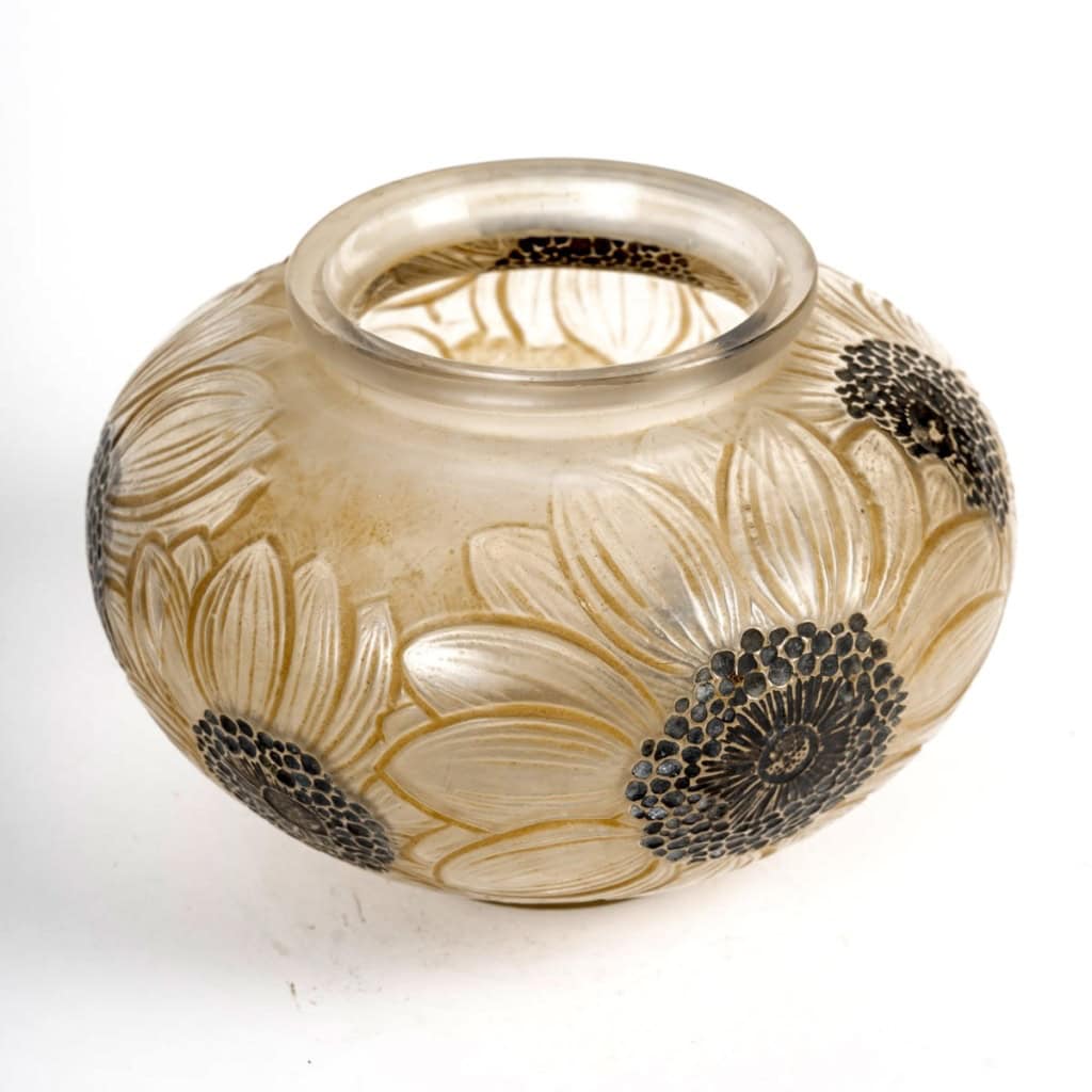 1923 René Lalique – Vase Dahlias Verre Blanc Patiné Sépia Et Emaillé Noir 8