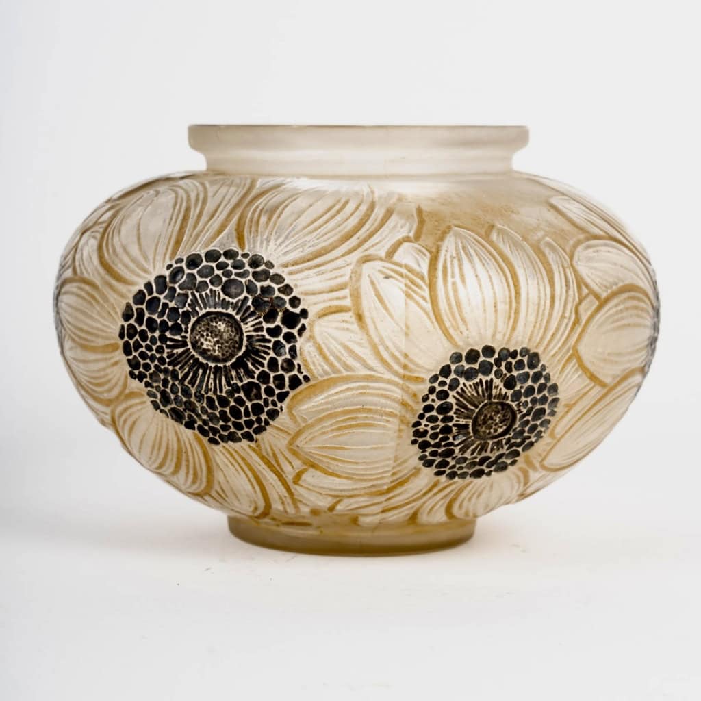 1923 René Lalique – Vase Dahlias Verre Blanc Patiné Sépia Et Emaillé Noir 4