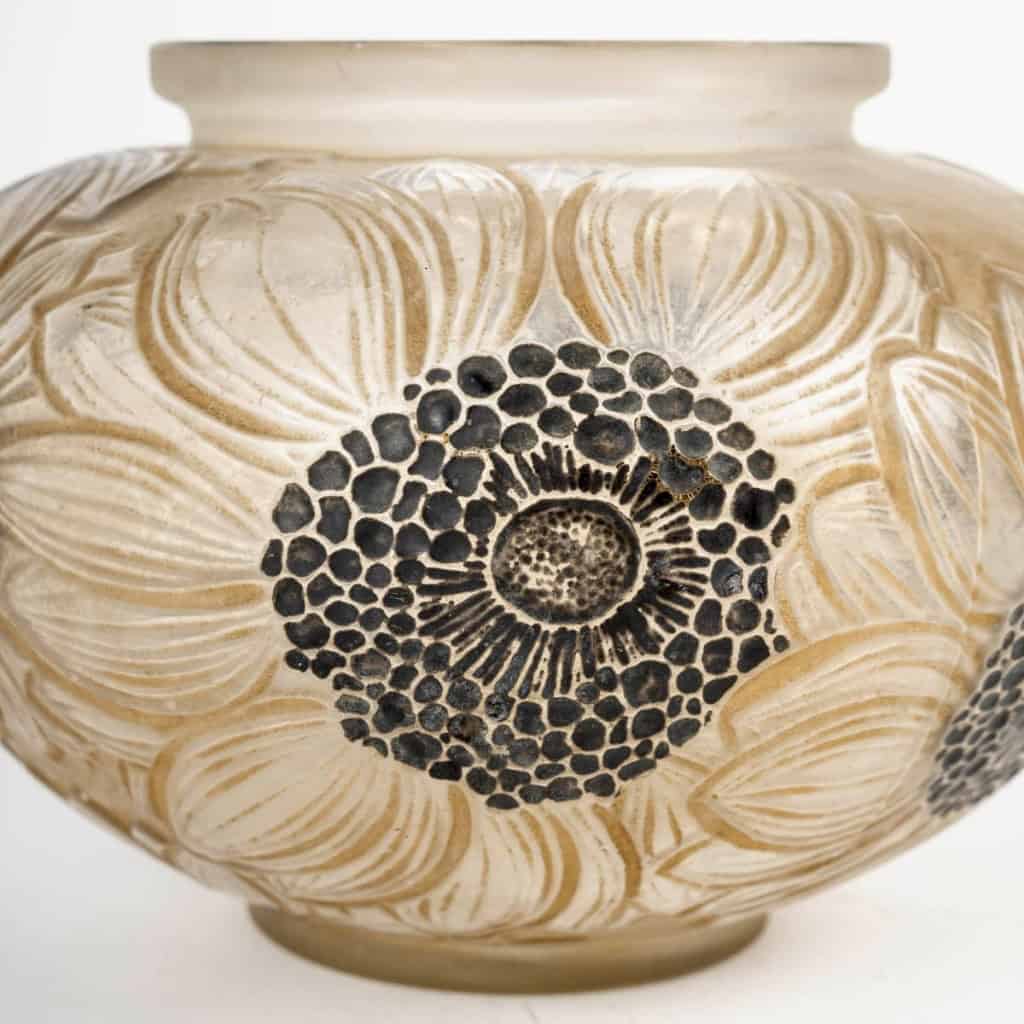 1923 René Lalique – Vase Dahlias Verre Blanc Patiné Sépia Et Emaillé Noir 5