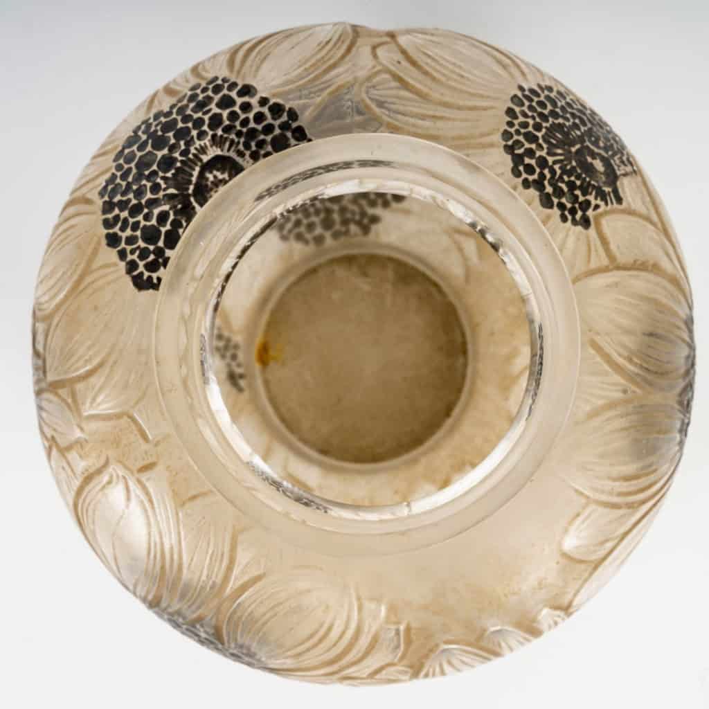 1923 René Lalique – Vase Dahlias Verre Blanc Patiné Sépia Et Emaillé Noir 6