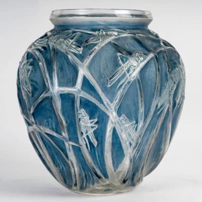 1912 René Lalique – Vase Sauterelles Verre Blanc Patiné Bleu 3
