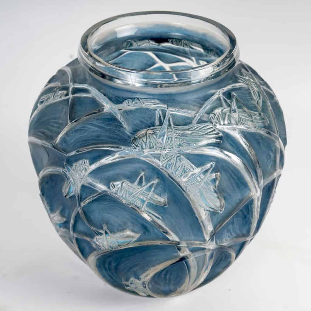 1912 René Lalique – Vase Sauterelles Verre Blanc Patiné Bleu 5