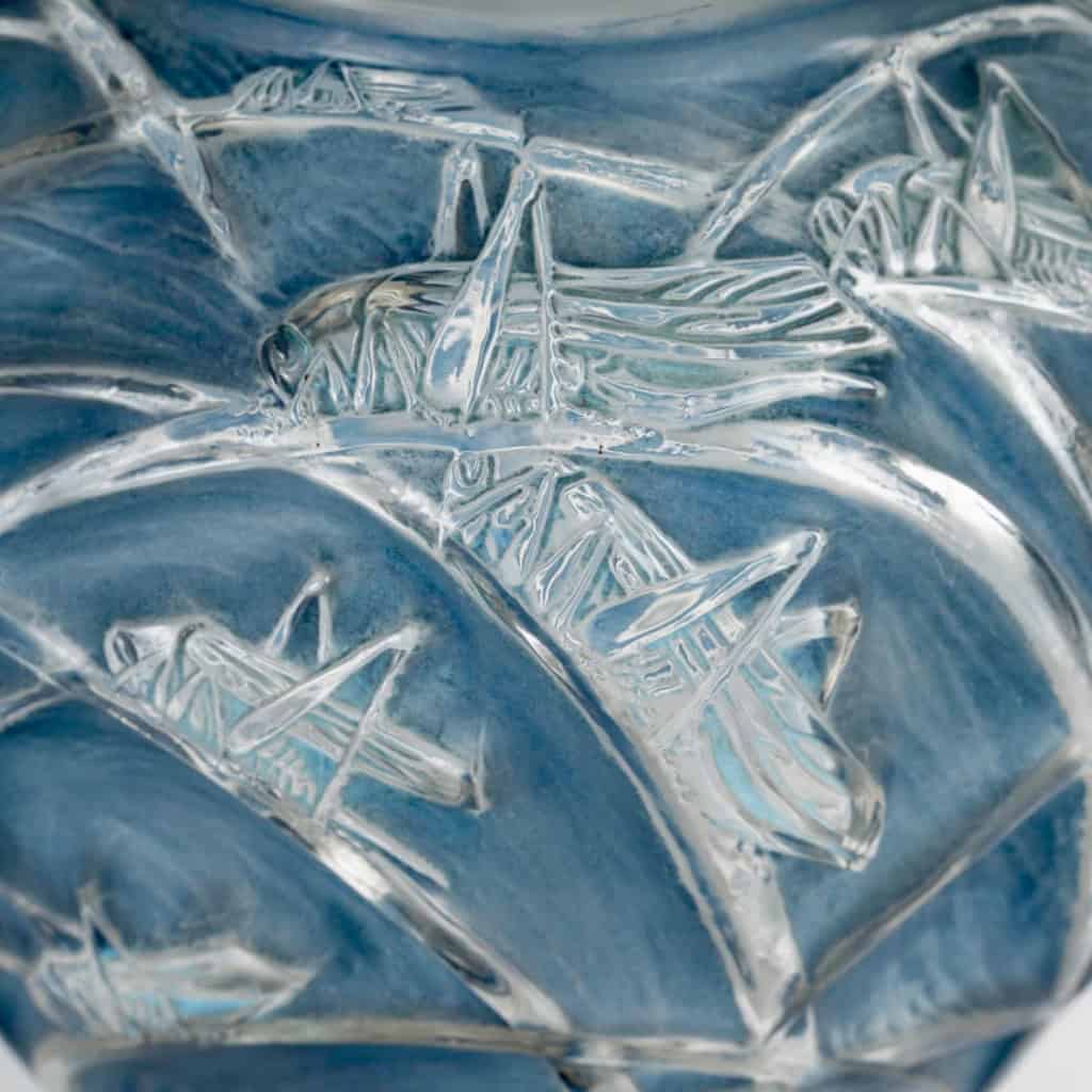 1912 René Lalique – Vase Sauterelles Verre Blanc Patiné Bleu 6