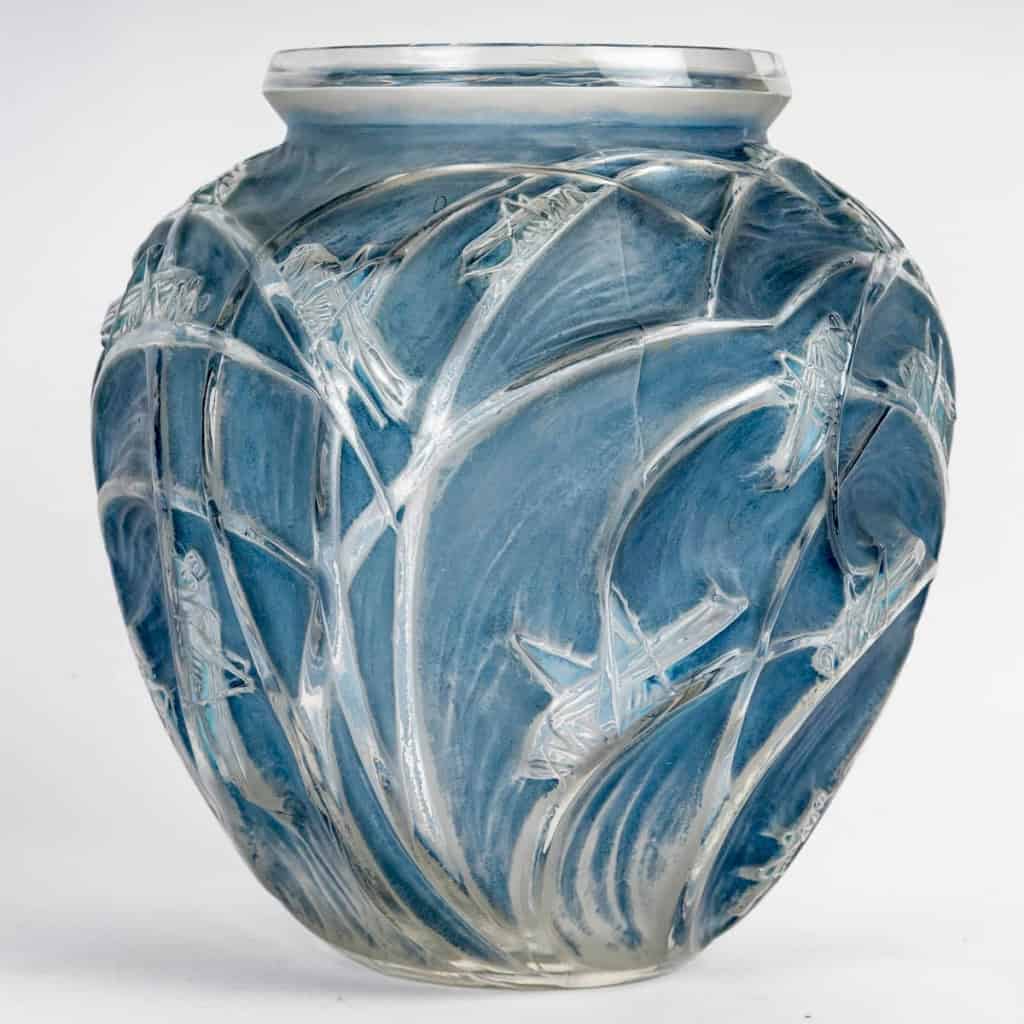 1912 René Lalique – Vase Sauterelles Verre Blanc Patiné Bleu 4