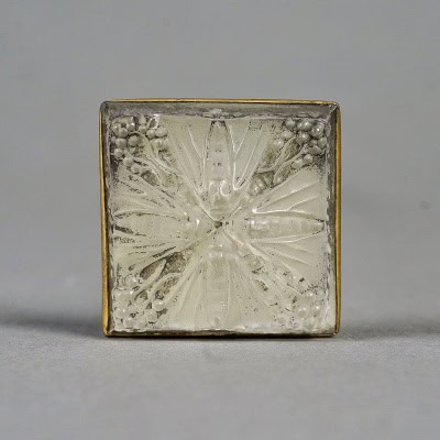 1912 René Lalique – Epingle à Chapeau Quatre Papillons Verre Blanc Patiné Gris