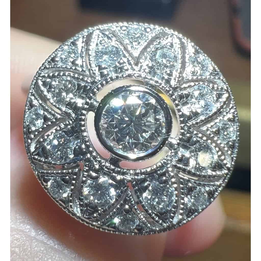 Bague sertie de diamants « Fleur » pour 0,58 carat au total, or blanc 18 carat 11