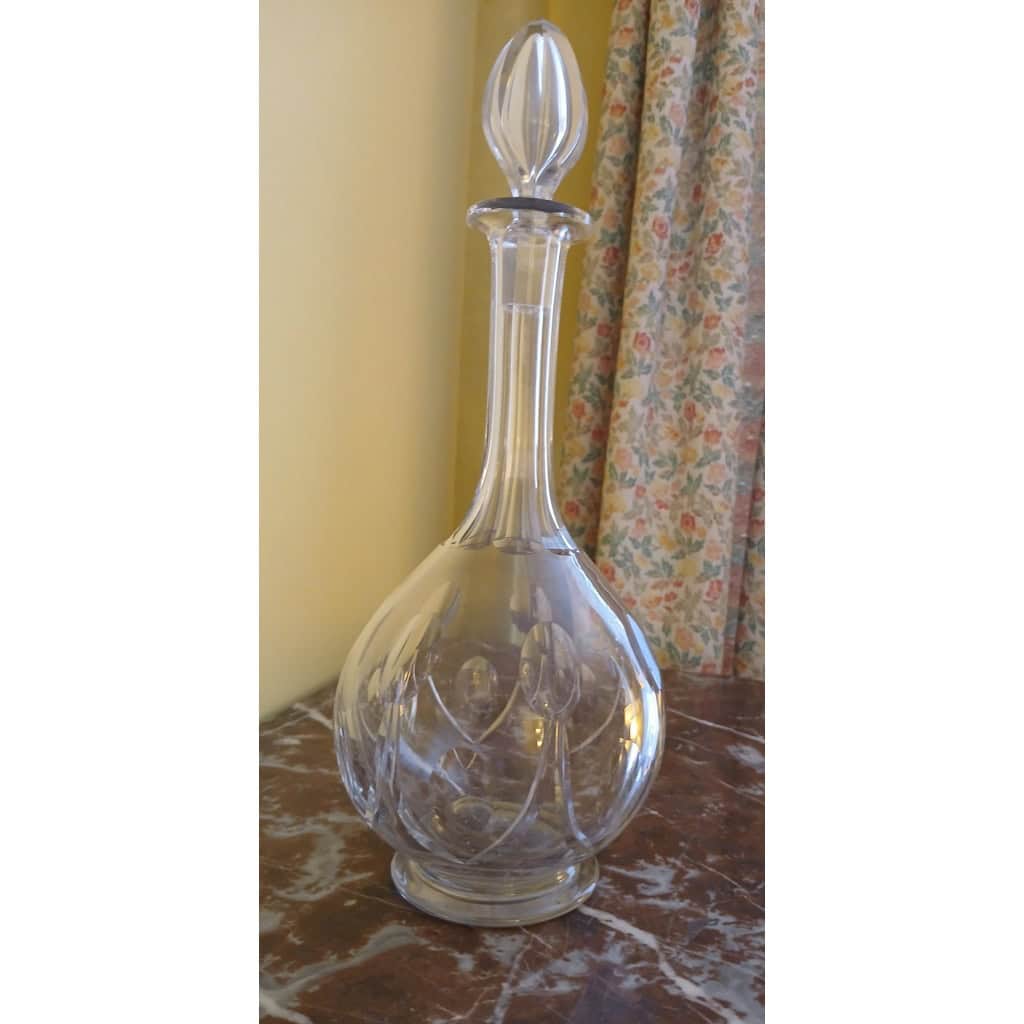 UNE GRANDE CARAFE EN CRISTAL À PIEDOUCHE SAINT LOUIS MODÈLE VIC 3