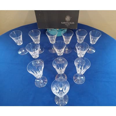 Série de 13 verres à vin en cristal de Saint Louis signés modèle Cerdagne