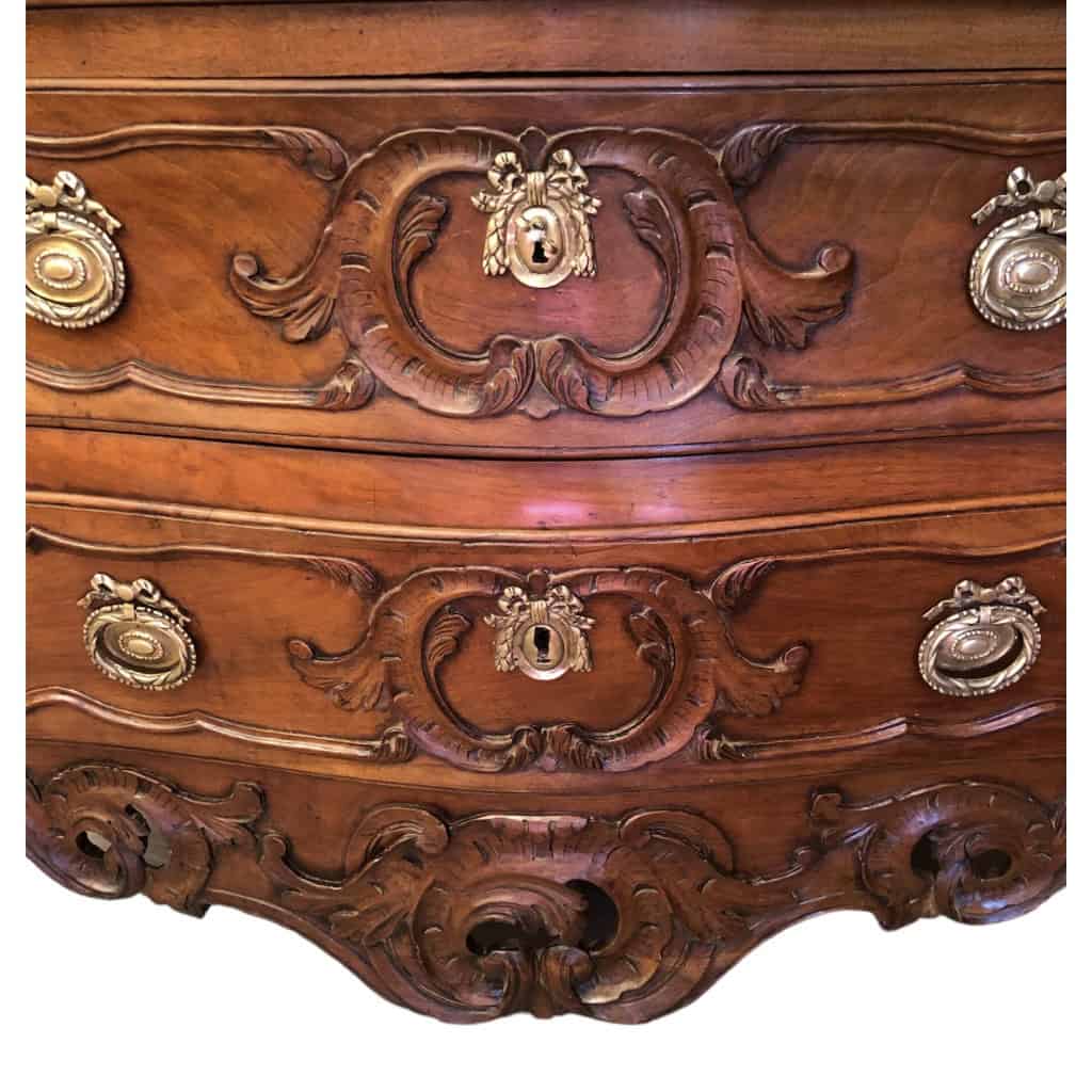 Commode Provençale 18è Nîmoise En Noyer Sculptée De Volutes Rocailles Ouvrant Par Deux Tiroirs 10