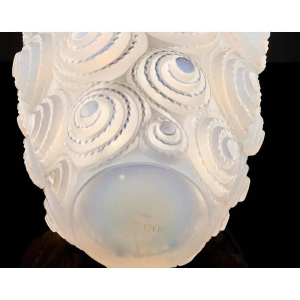 René Lalique, vase « Spirales » verre opalescent. 4