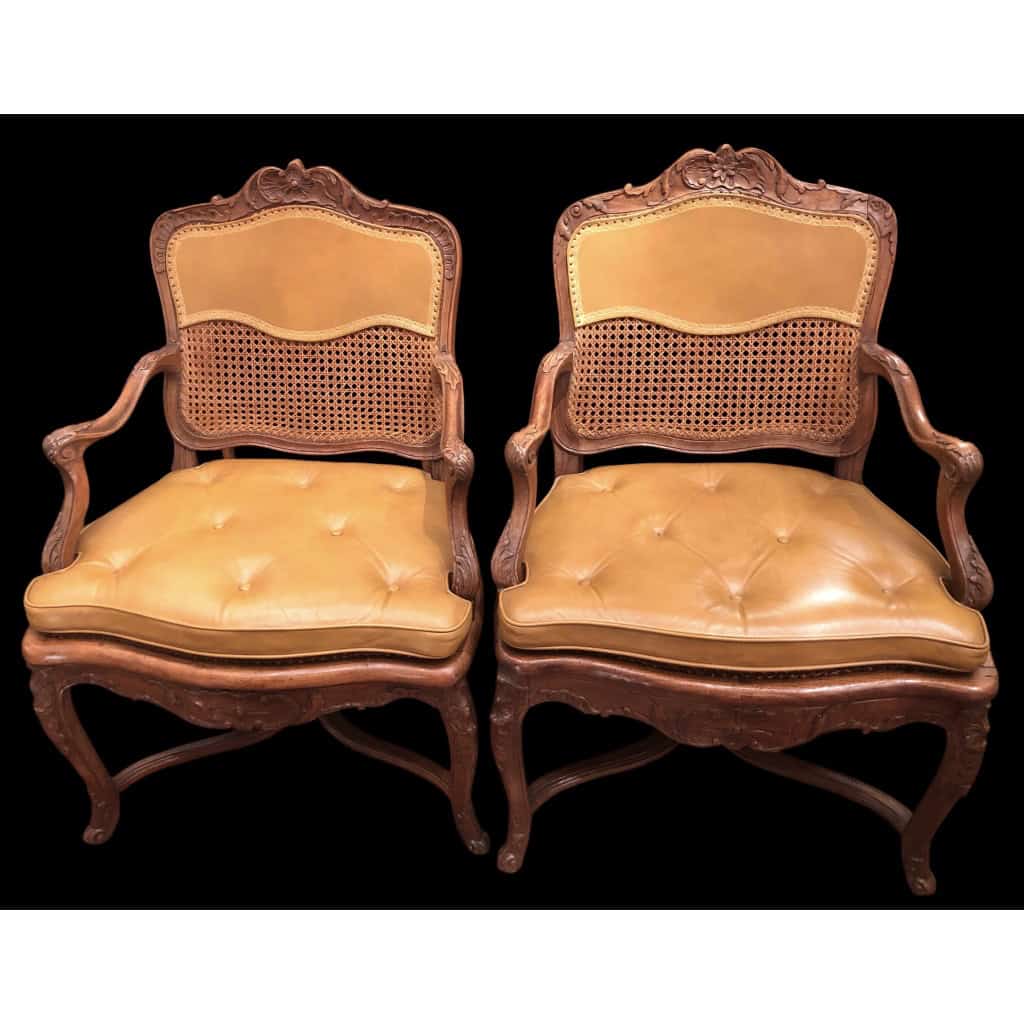 Paire de fauteuils à dossier plat d’époque Régence à fond de canne en bois naturel sculpté. 7