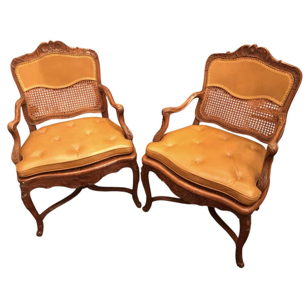 Paire de fauteuils à dossier plat d’époque Régence à fond de canne en bois naturel sculpté. 3