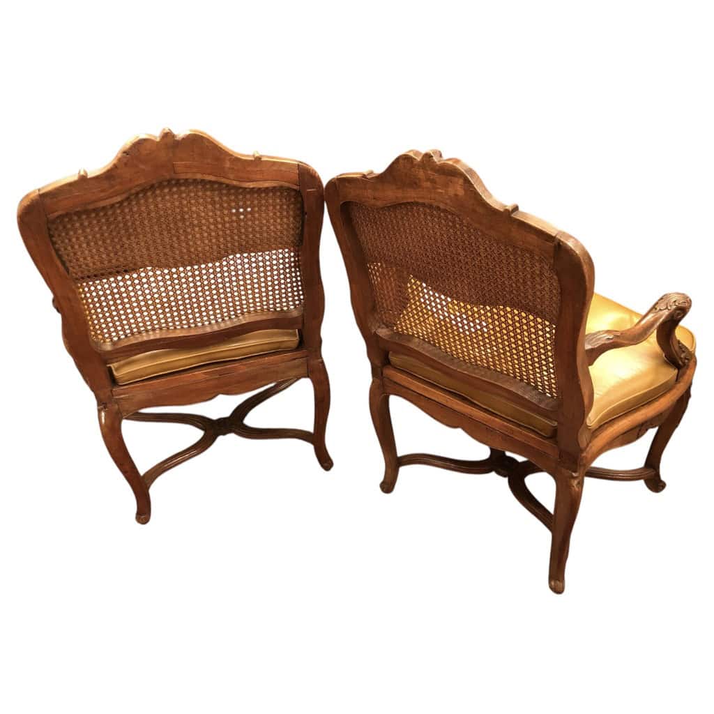 Paire de fauteuils à dossier plat d’époque Régence à fond de canne en bois naturel sculpté. 5