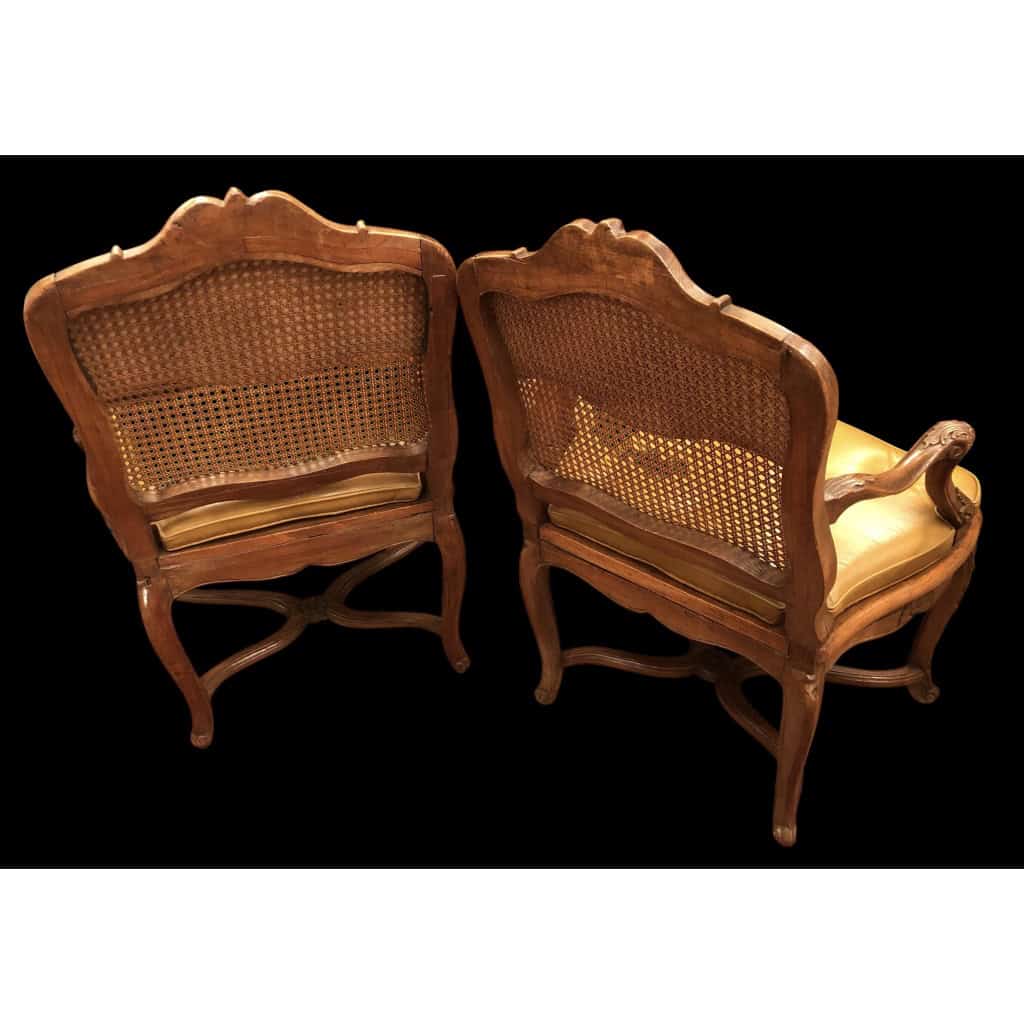 Paire de fauteuils à dossier plat d’époque Régence à fond de canne en bois naturel sculpté. 6