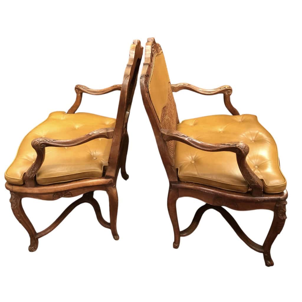 Paire de fauteuils à dossier plat d’époque Régence à fond de canne en bois naturel sculpté. 12