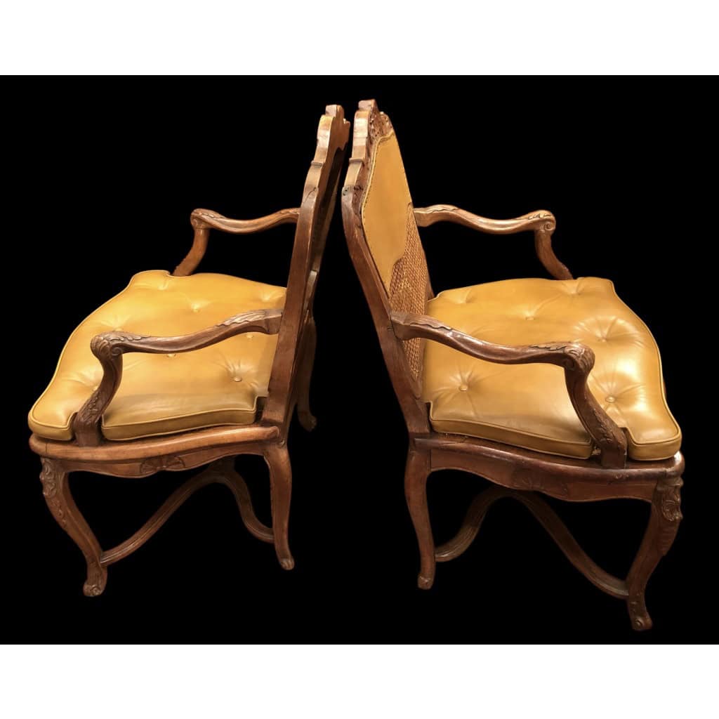 Paire de fauteuils à dossier plat d’époque Régence à fond de canne en bois naturel sculpté. 11