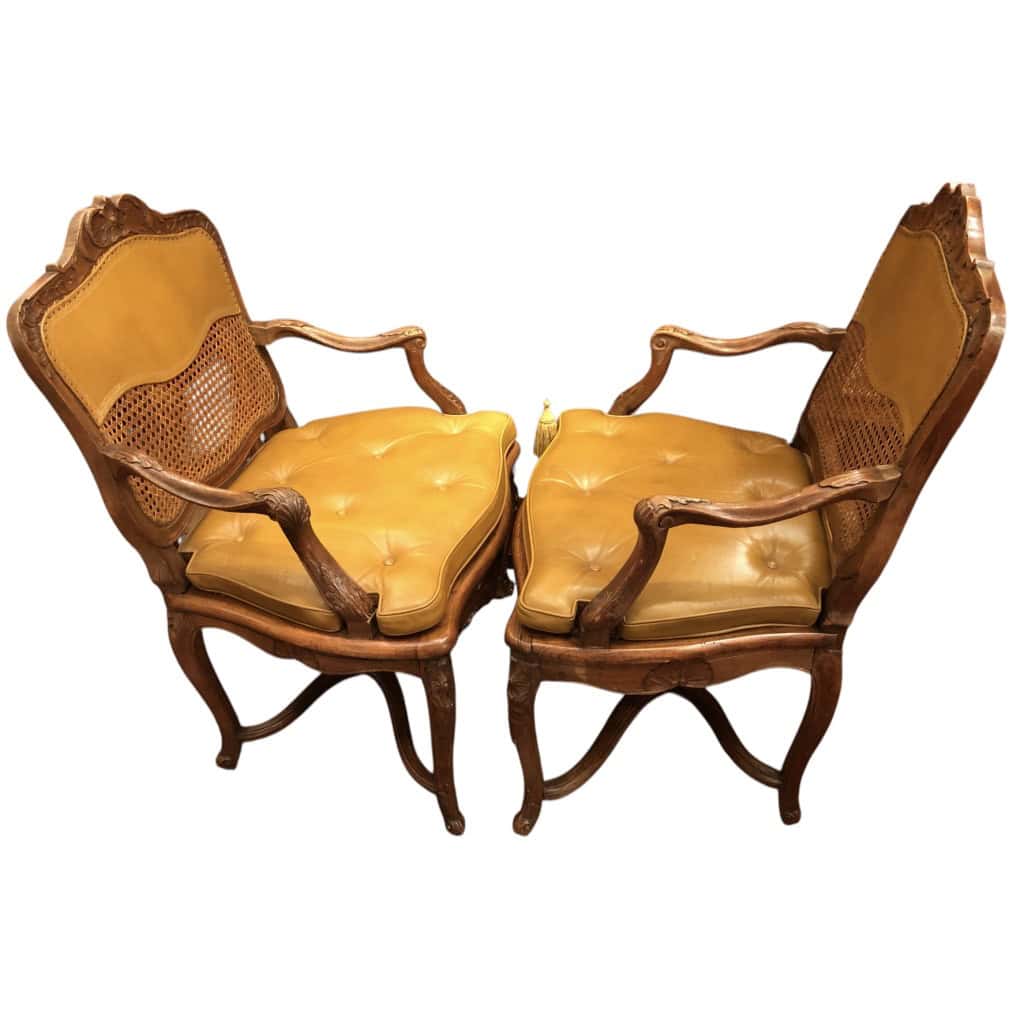 Paire de fauteuils à dossier plat d’époque Régence à fond de canne en bois naturel sculpté. 10